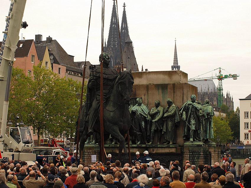 Reiterdenkmal kehrt zurueck auf dem Heumarkt P46.JPG